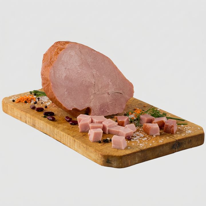 Șunculiță de porc Agil, bucată și cubulețe pe o tavă din lemn