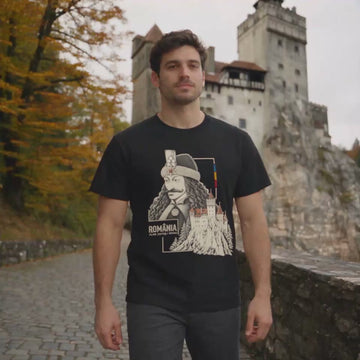 Vlad & Bran — Ediția Dark: prezentare video a tricoului negru, cu mâneci fără imprimeu.