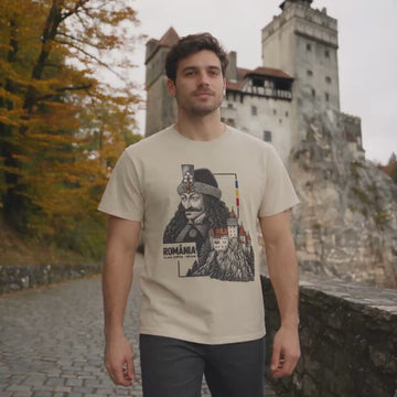 Vlad & Bran — Ediția Light: prezentare video a tricoului alb, cu mâneci fără imprimeu.